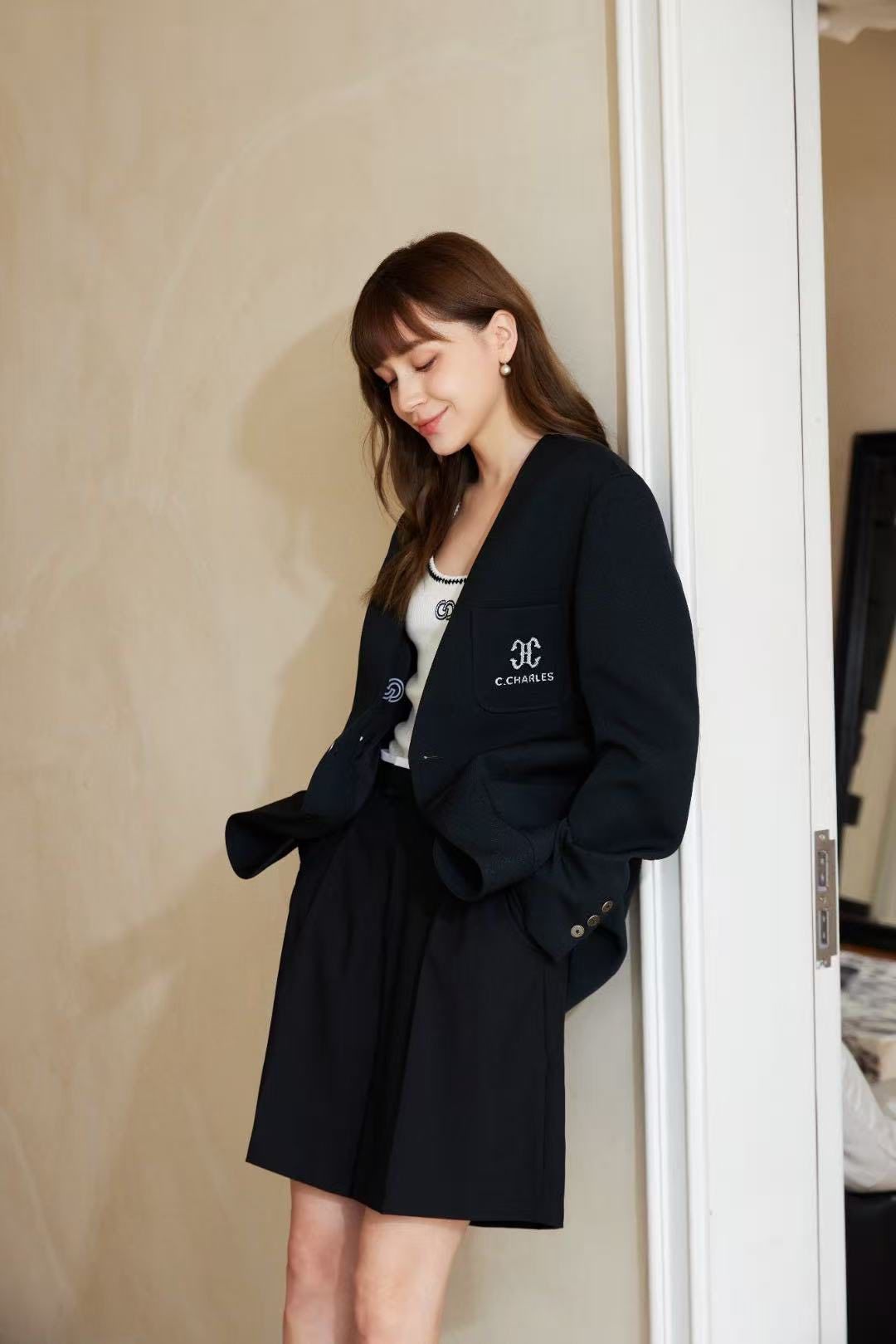  Vest đen 2 cúc chữ lồng CC túi ngực 