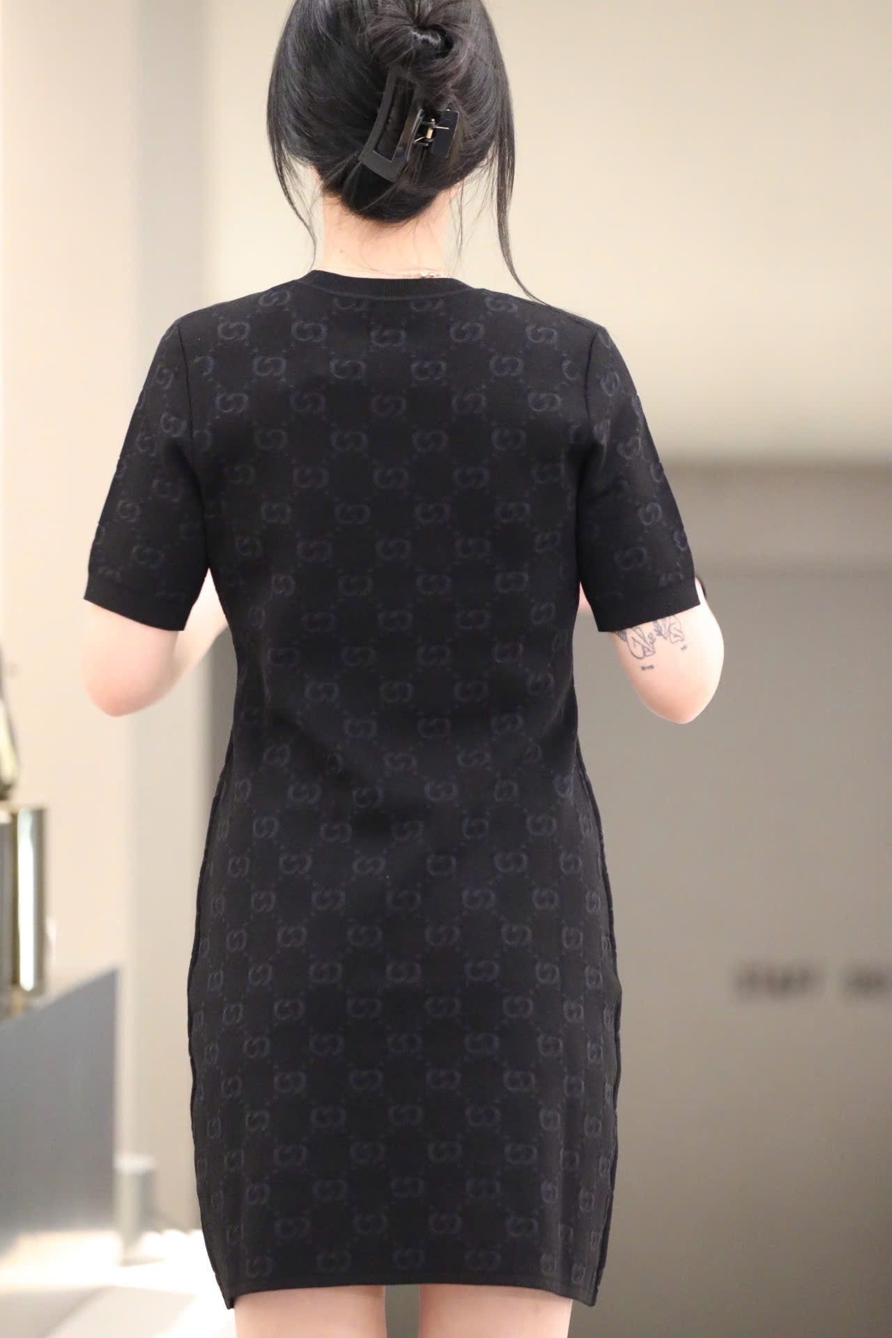  Váy đen full logo , 2 túi đính nơ 