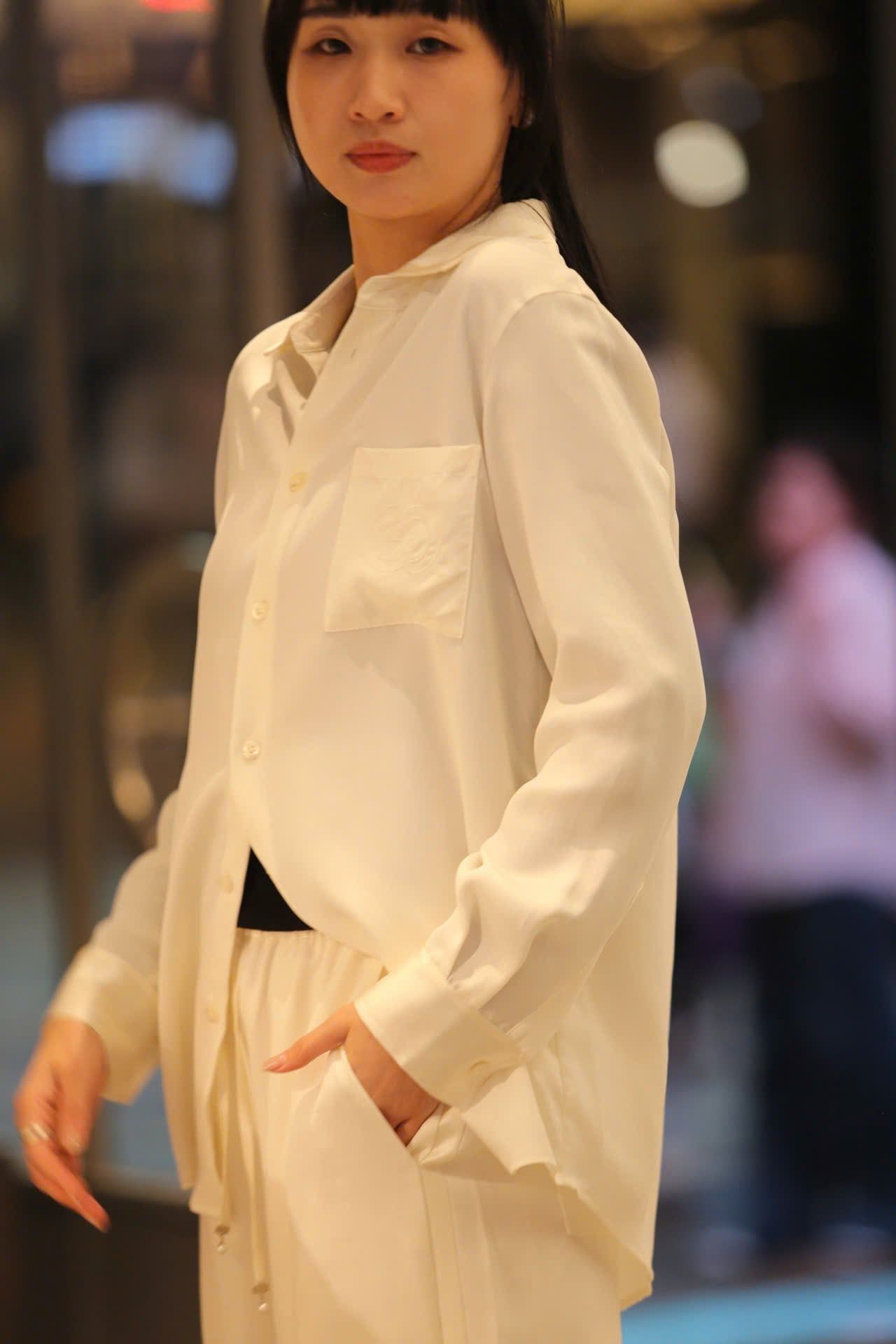  Áo Sơ Mi Linen Trắng Túi Logo Chester Charles 