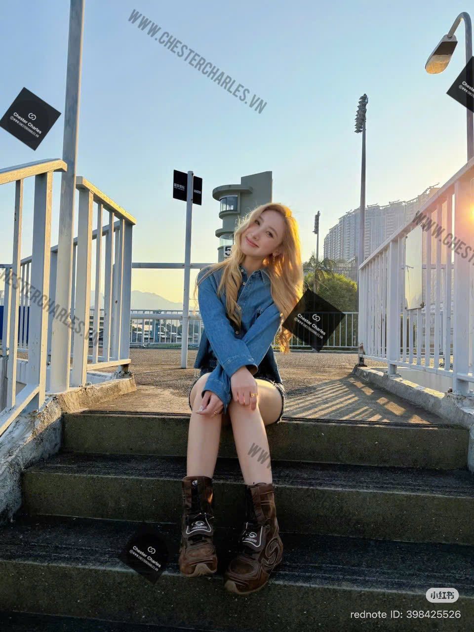  Áo Sơ mi jean xanh, túi áo chữ, tay lật nâu 