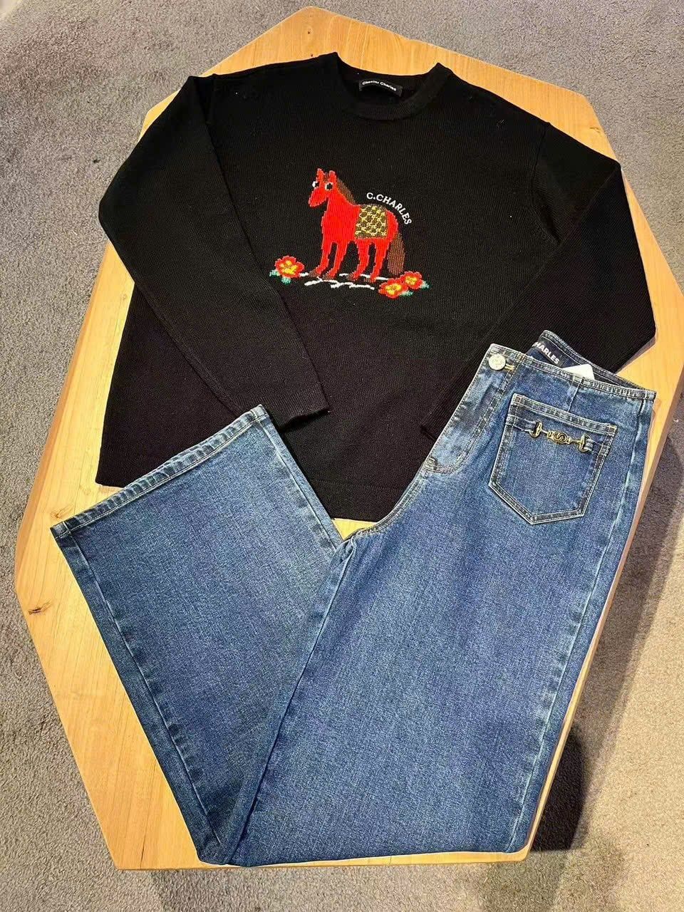  2.Áo len đen dài tay chú ngựa đỏ 