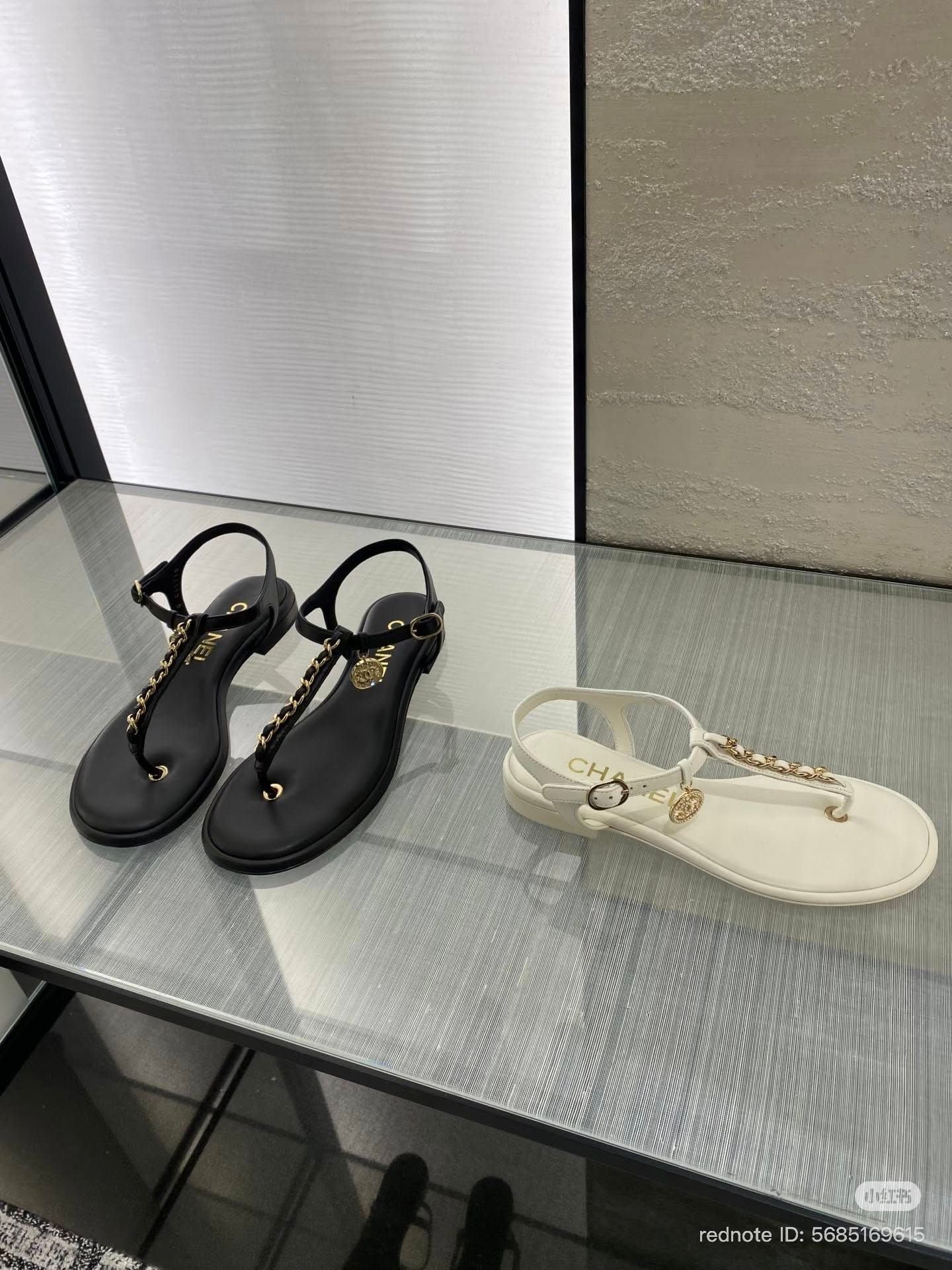  Sandal Chanel Đen đính logo 