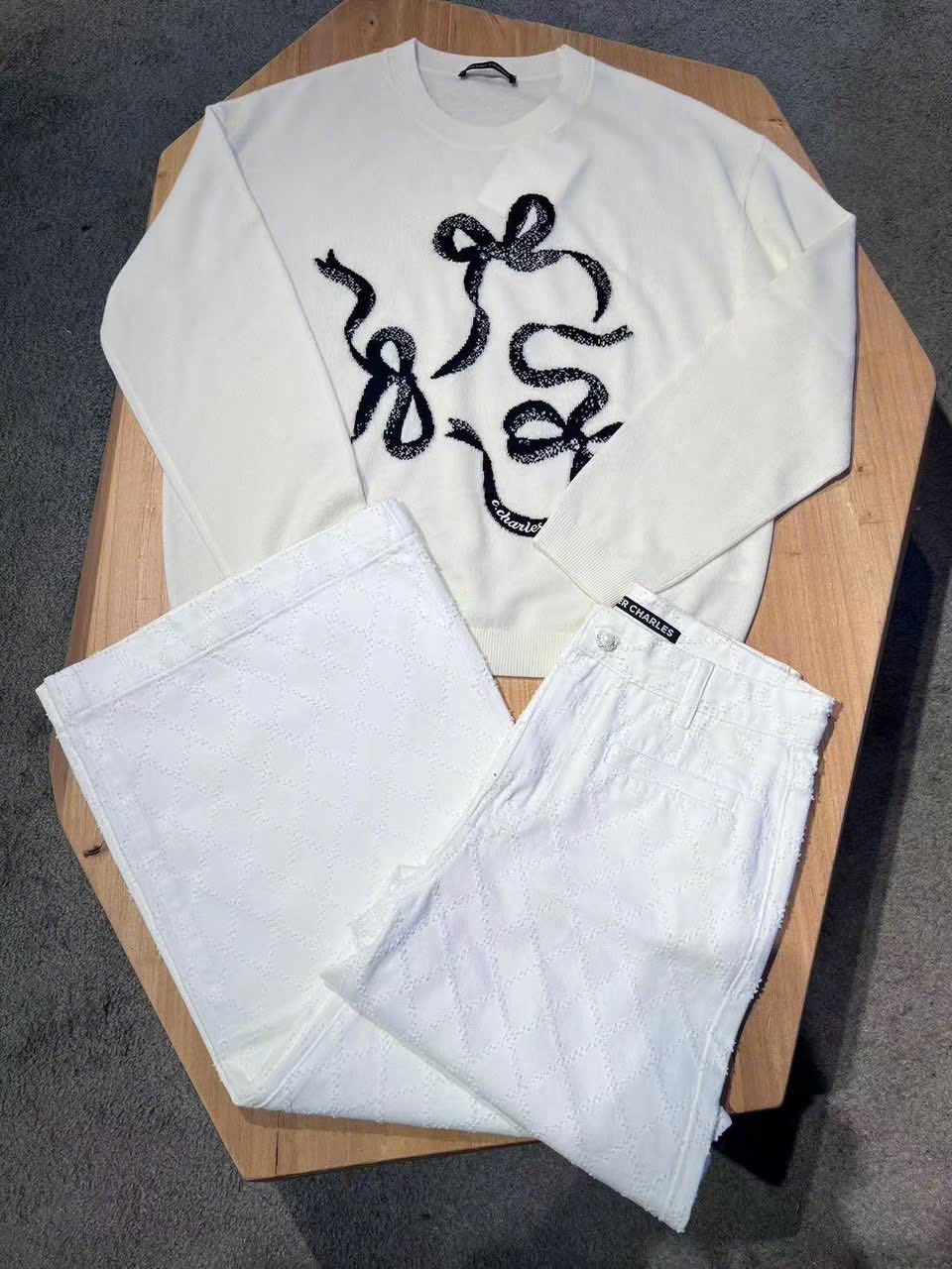  1.Áo len trắng họa tiết 3 nơ đen 