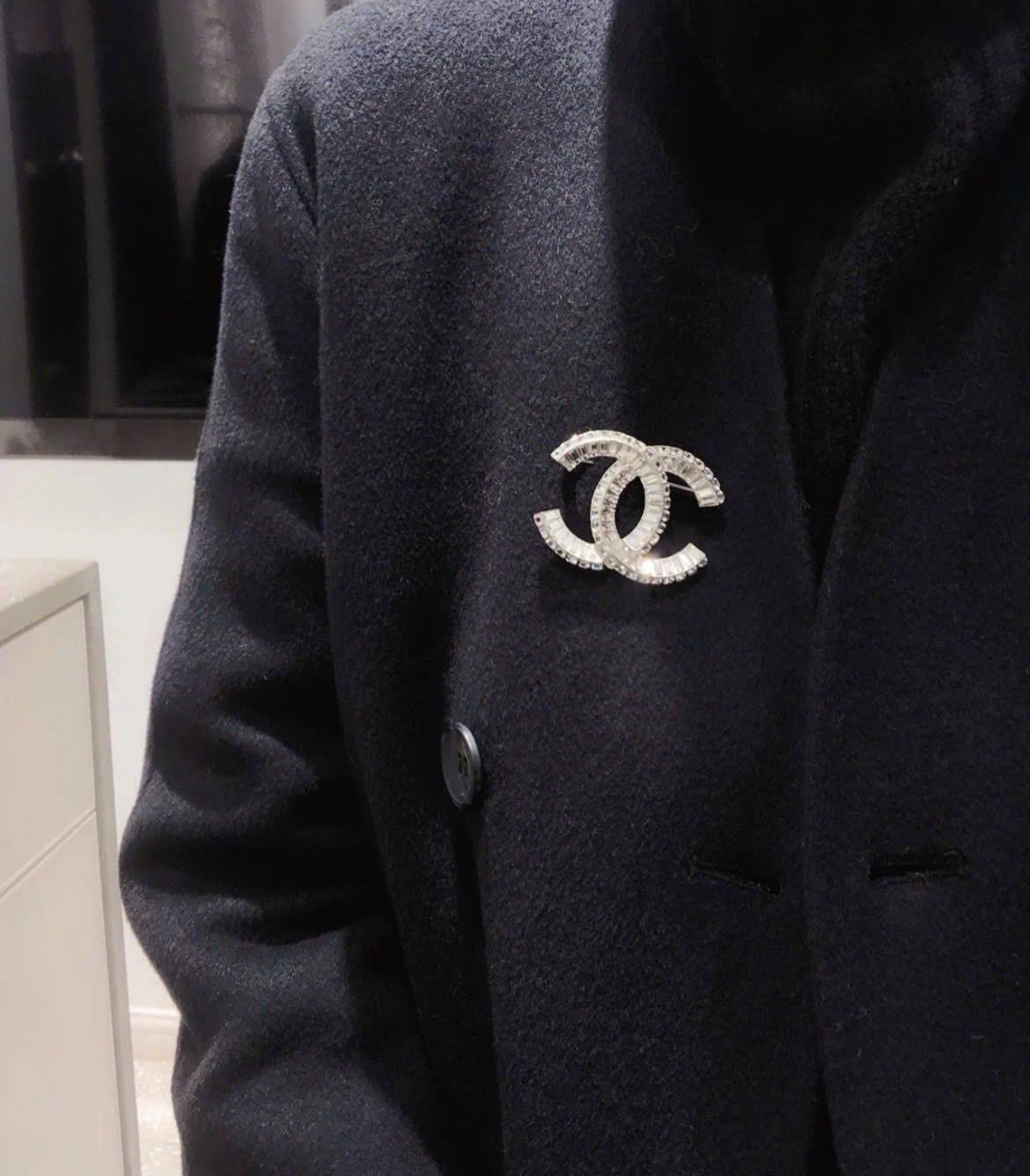  Cài áo Chanel đá trắng 