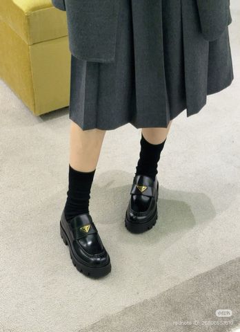  B_26.9_Giầy Prada đen logo vàng 