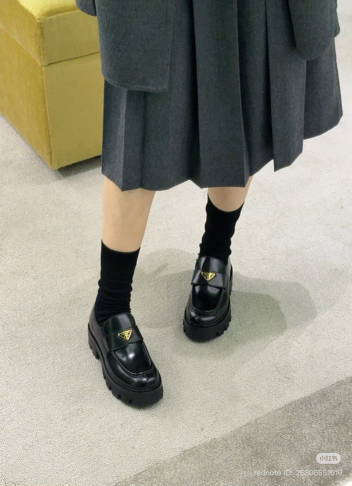  B_26.9_Giầy Prada đen logo vàng 