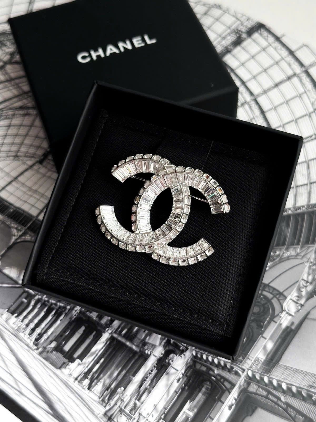  Cài áo Chanel đá trắng 