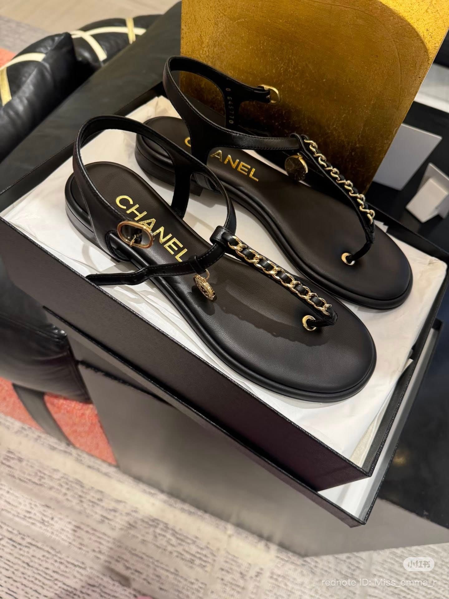  Sandal Chanel Đen đính logo 