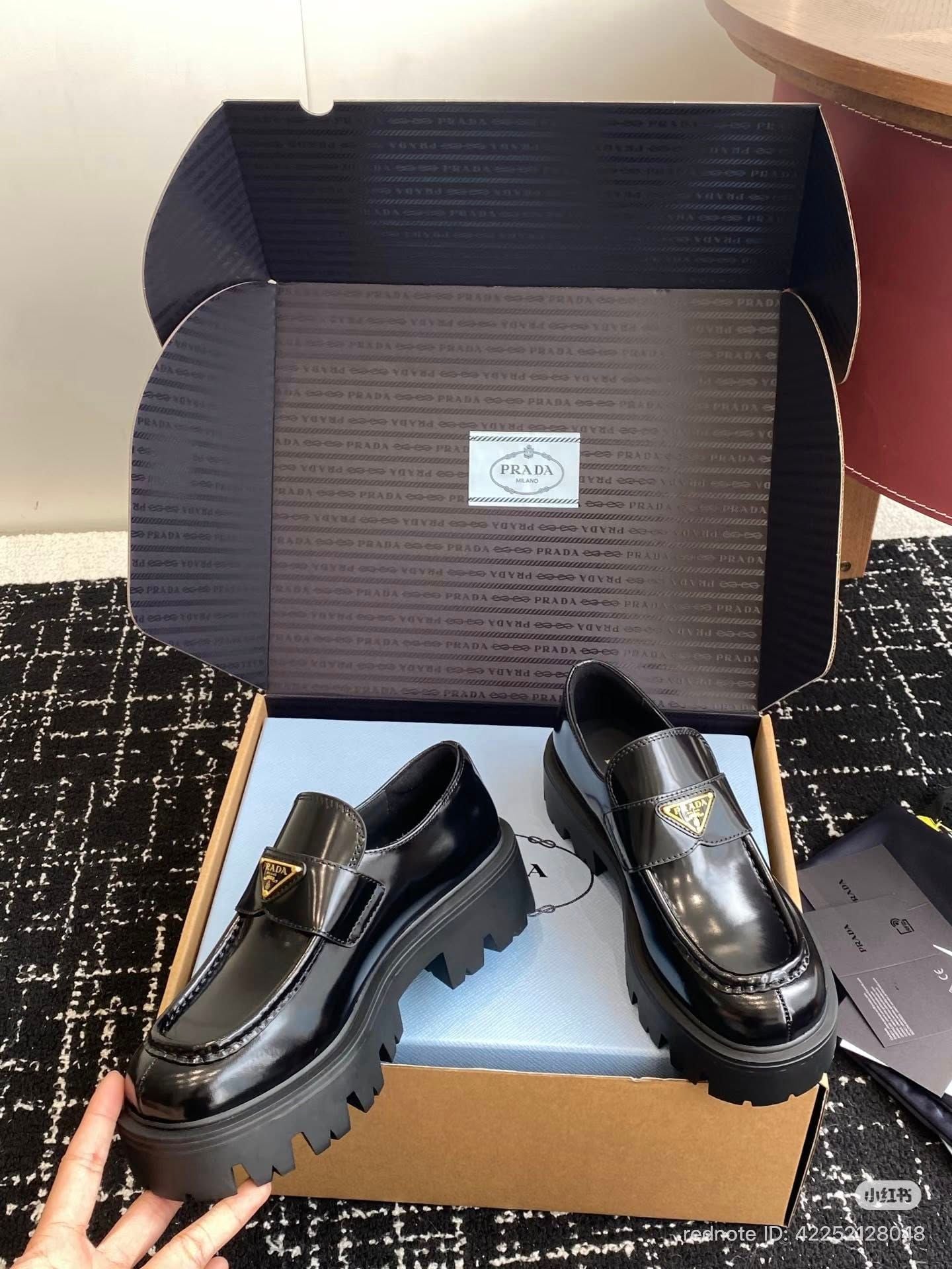  B_26.9_Giầy Prada đen logo vàng 