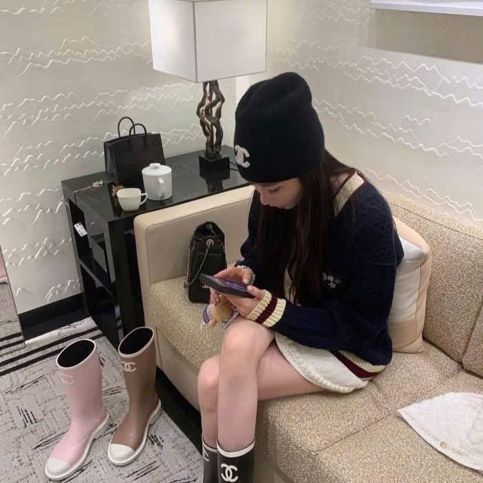  Boot Chanel đen viền trắng 