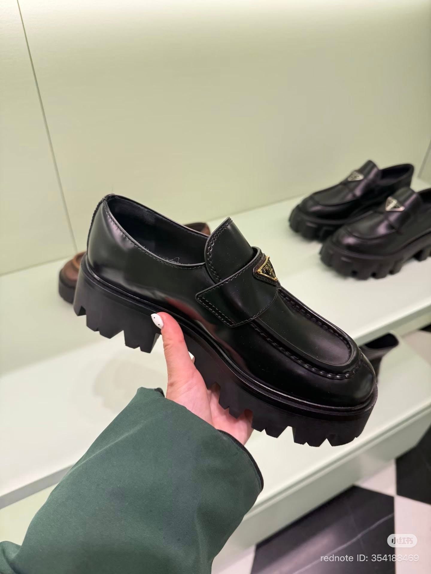  B_26.9_Giầy Prada đen logo vàng 