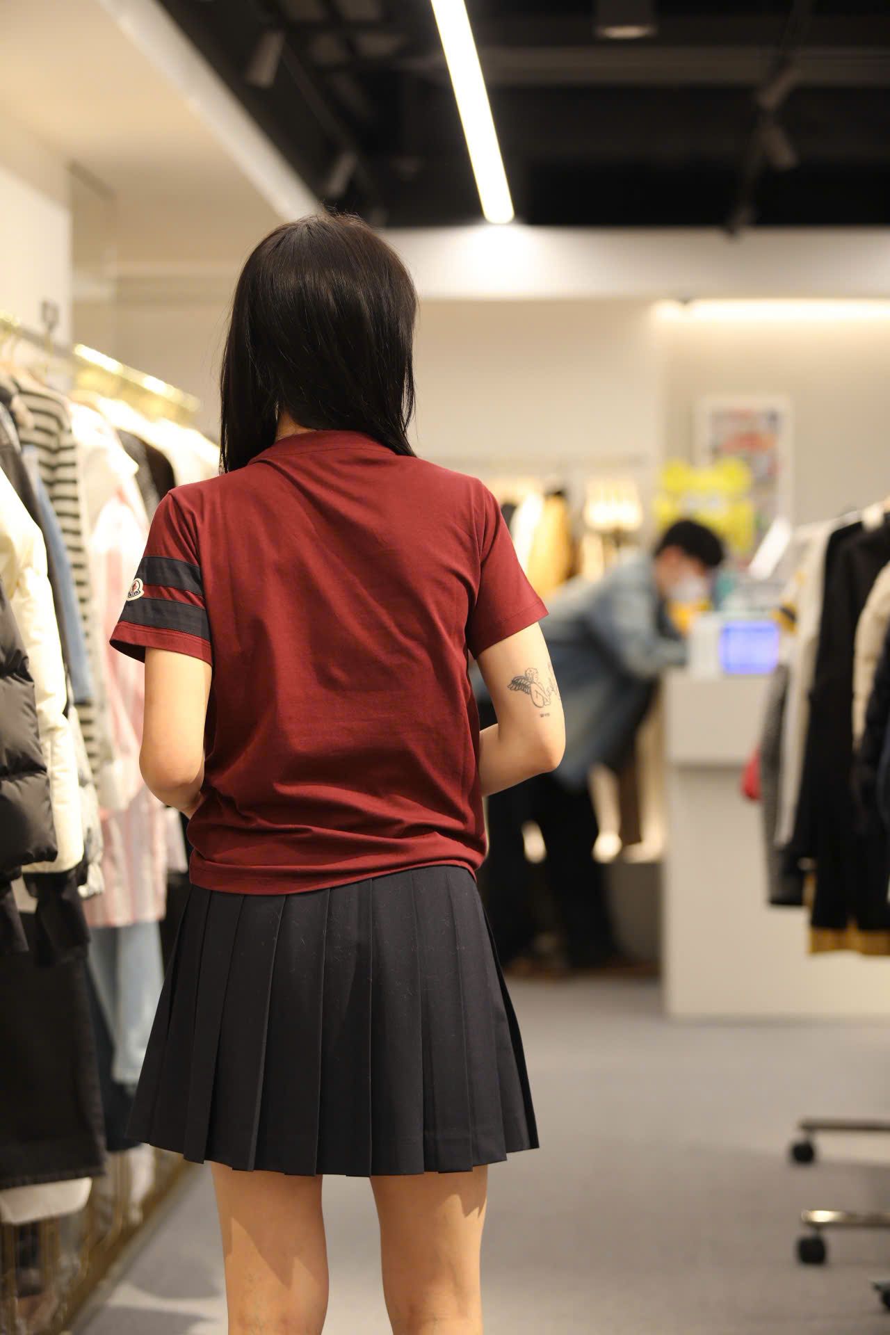  B_4.9__Áo phông đỏ ngắn tay Moncler 