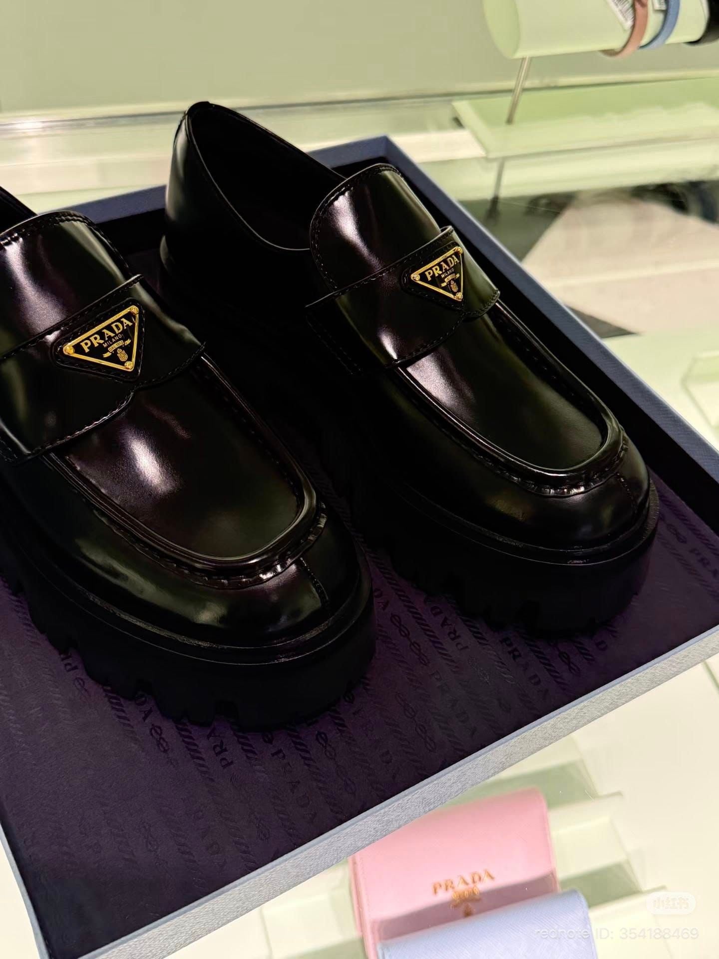  B_26.9_Giầy Prada đen logo vàng 