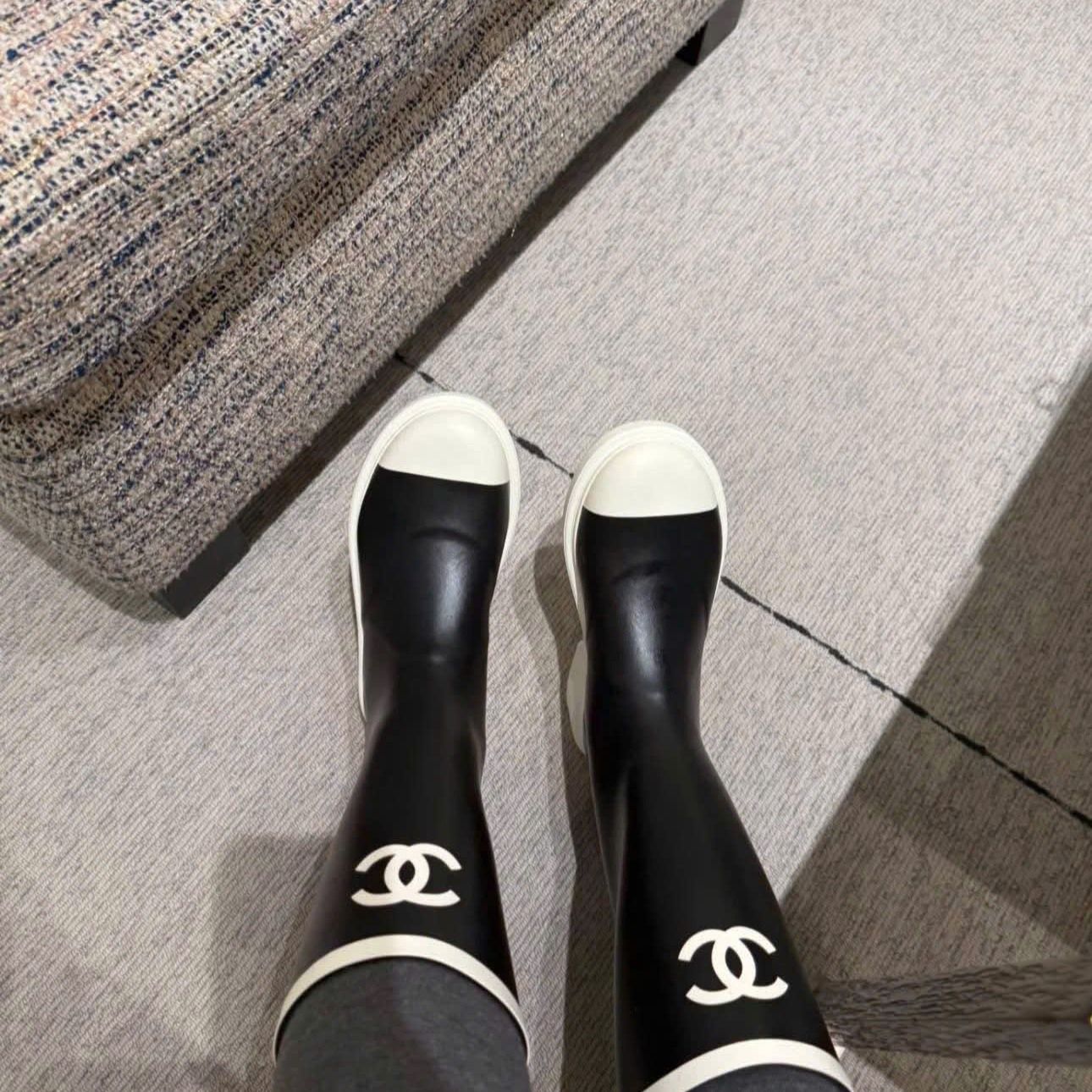  Boot Chanel đen viền trắng 