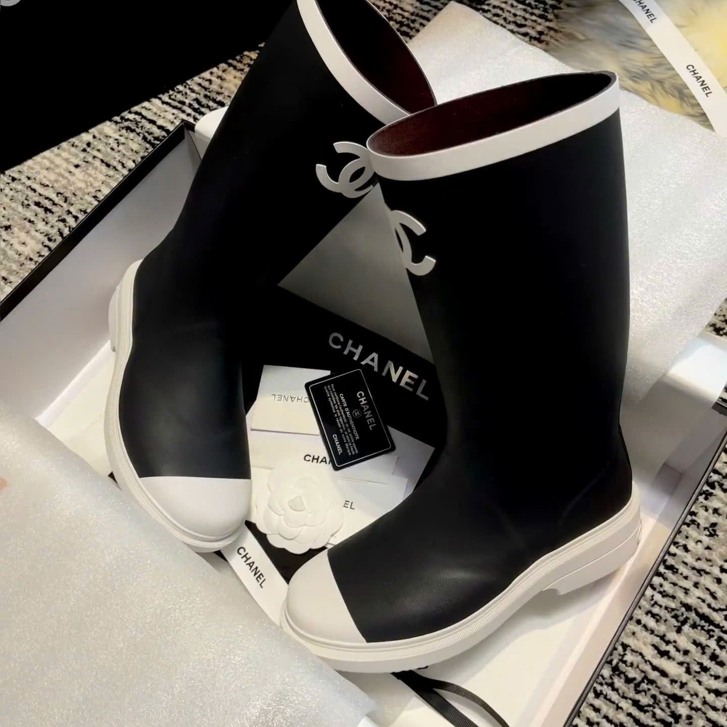  Boot Chanel đen viền trắng 