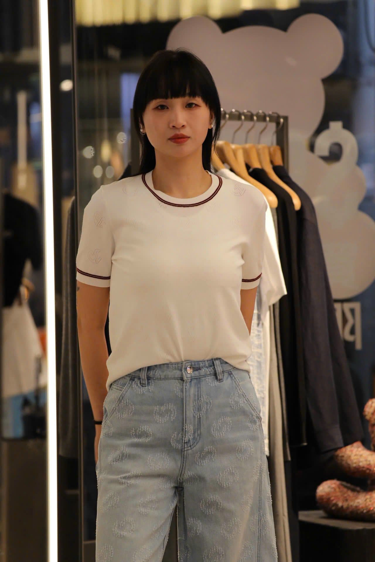  Áo Trắng Ngắn Tay Monogram Trái Tim Viền Đỏ Đô 