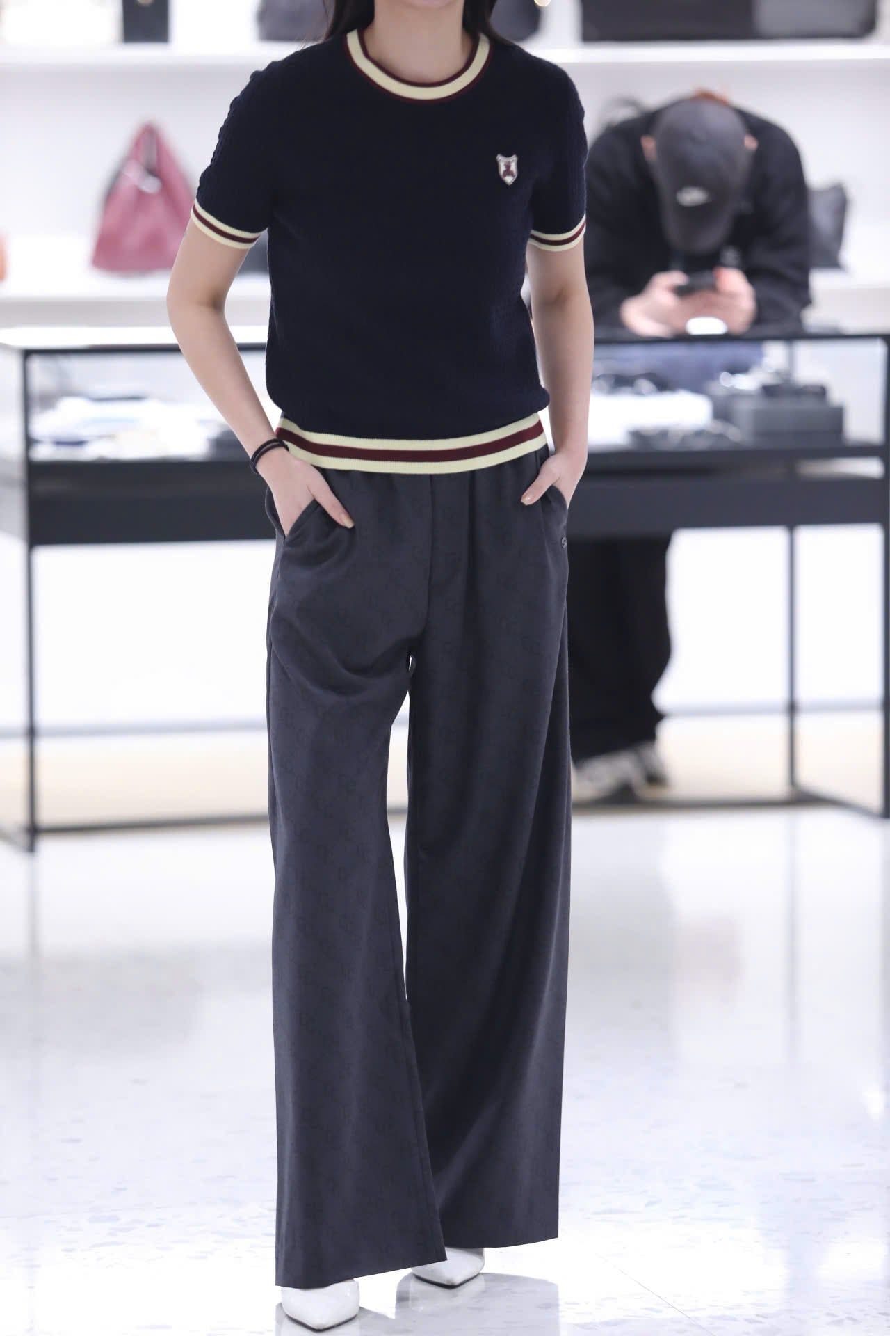  Áo ngắn tay xanh than viền vàng, logo huy hiệu 