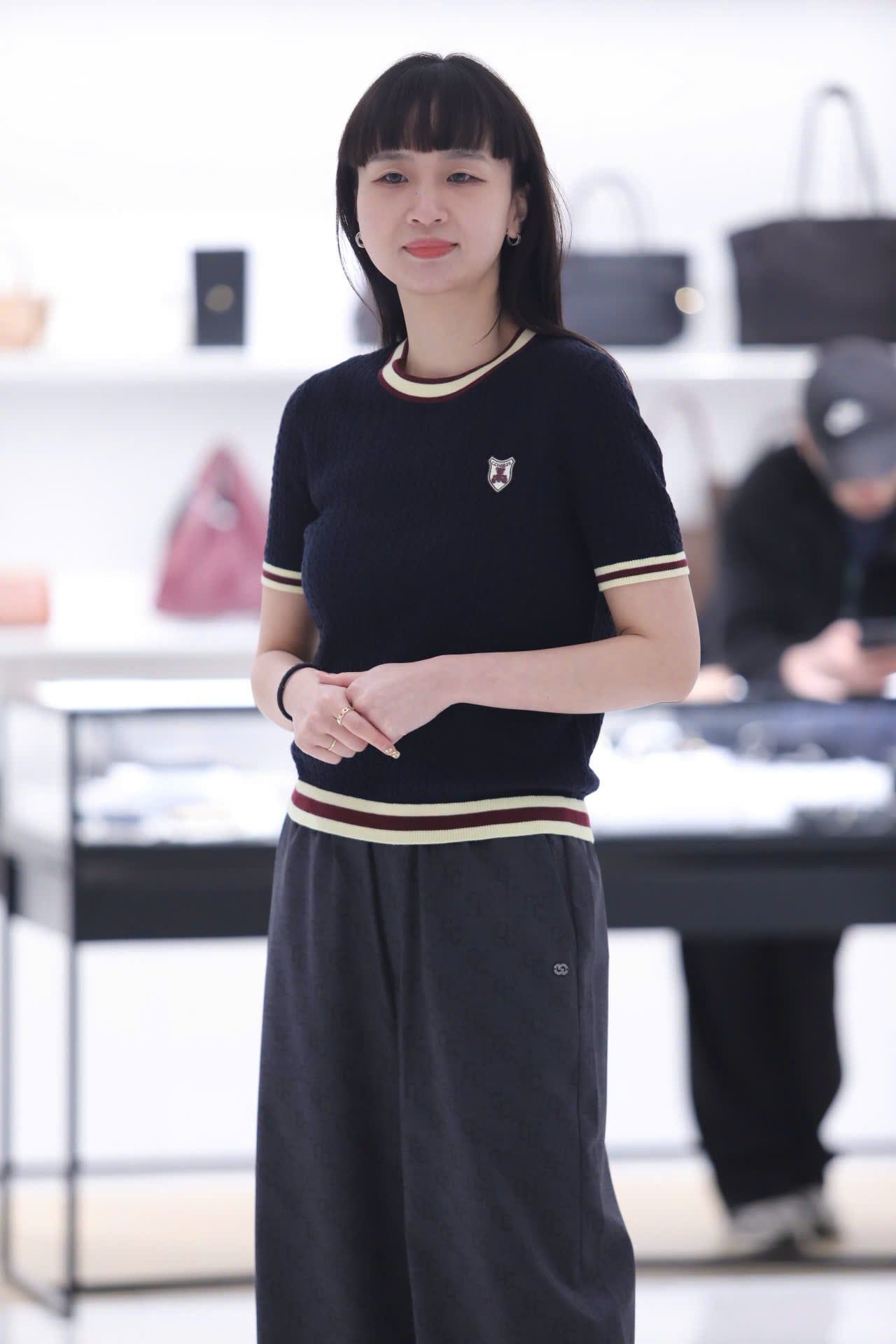  Áo ngắn tay xanh than viền vàng, logo huy hiệu 