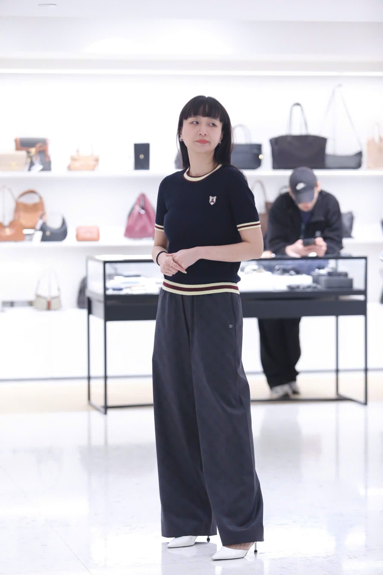  Áo ngắn tay xanh than viền vàng, logo huy hiệu 