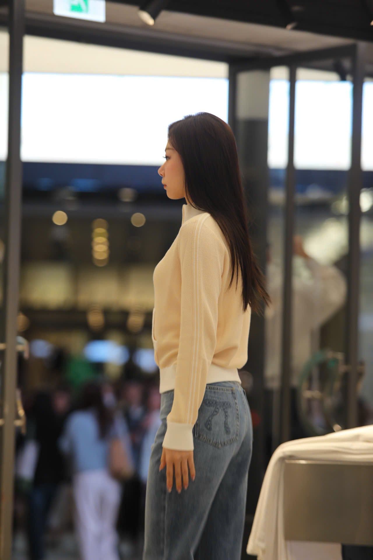  Áo khoác vàng dài tay, cổ trắng khóa zip 