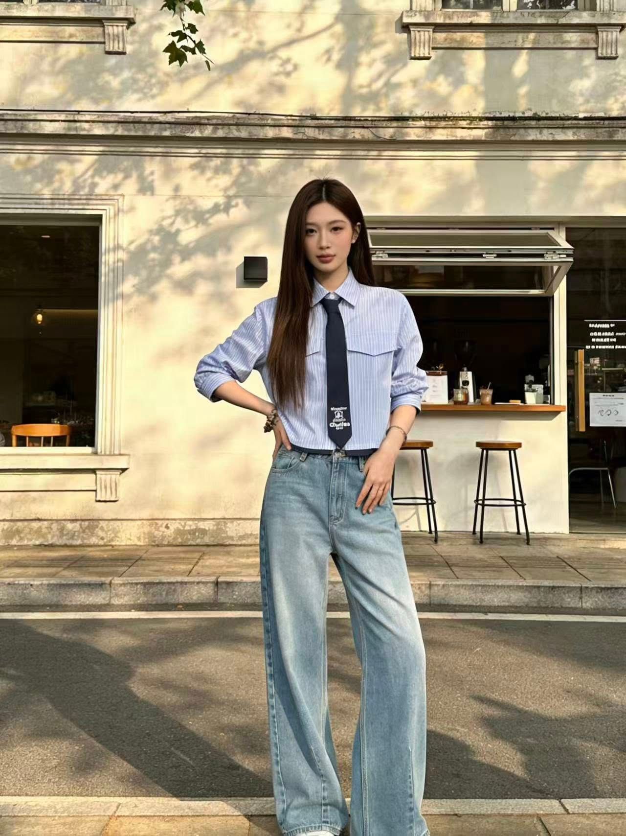  Áo sơ mi kẻ xanh kèm caravat 