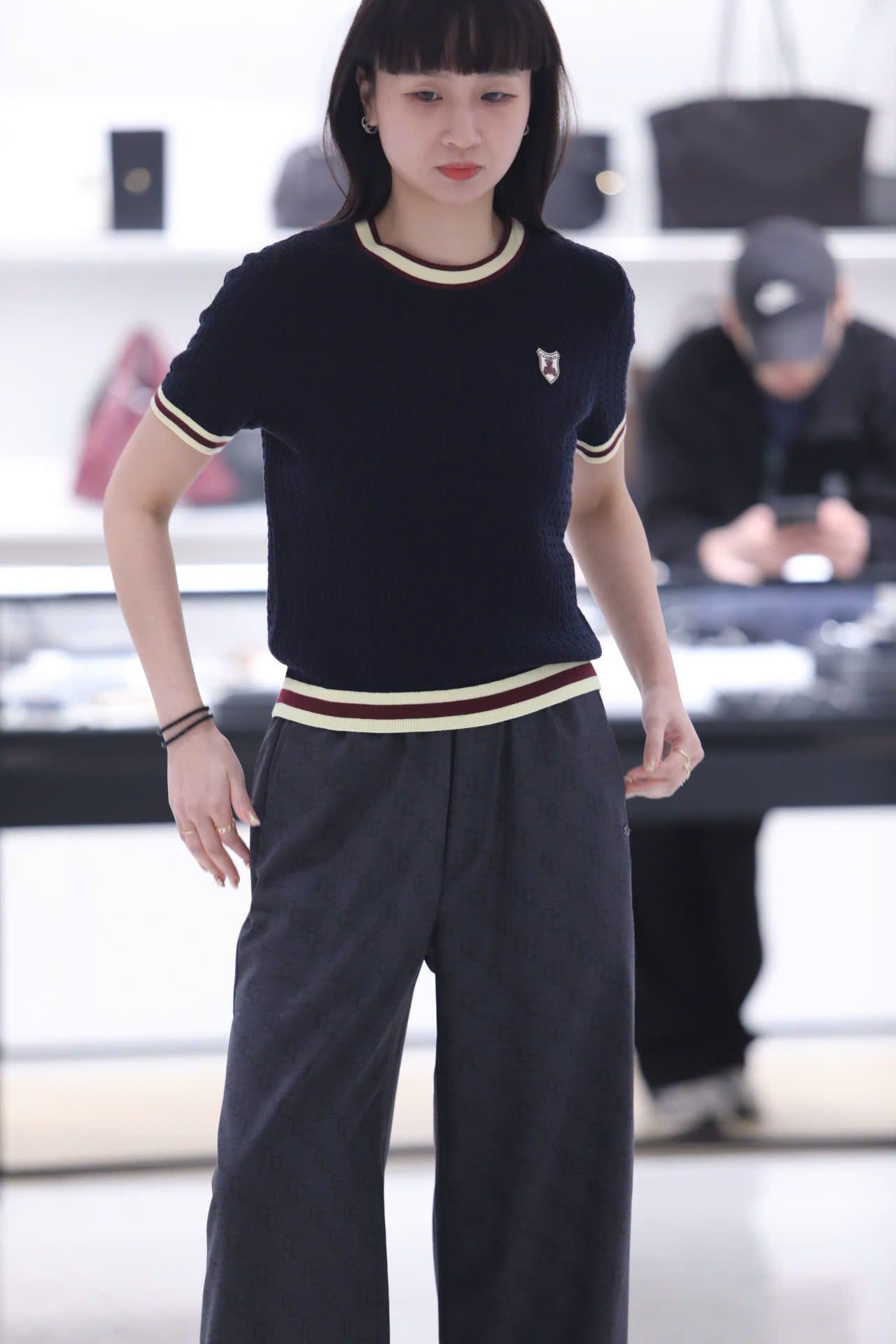  Áo ngắn tay xanh than viền vàng, logo huy hiệu 