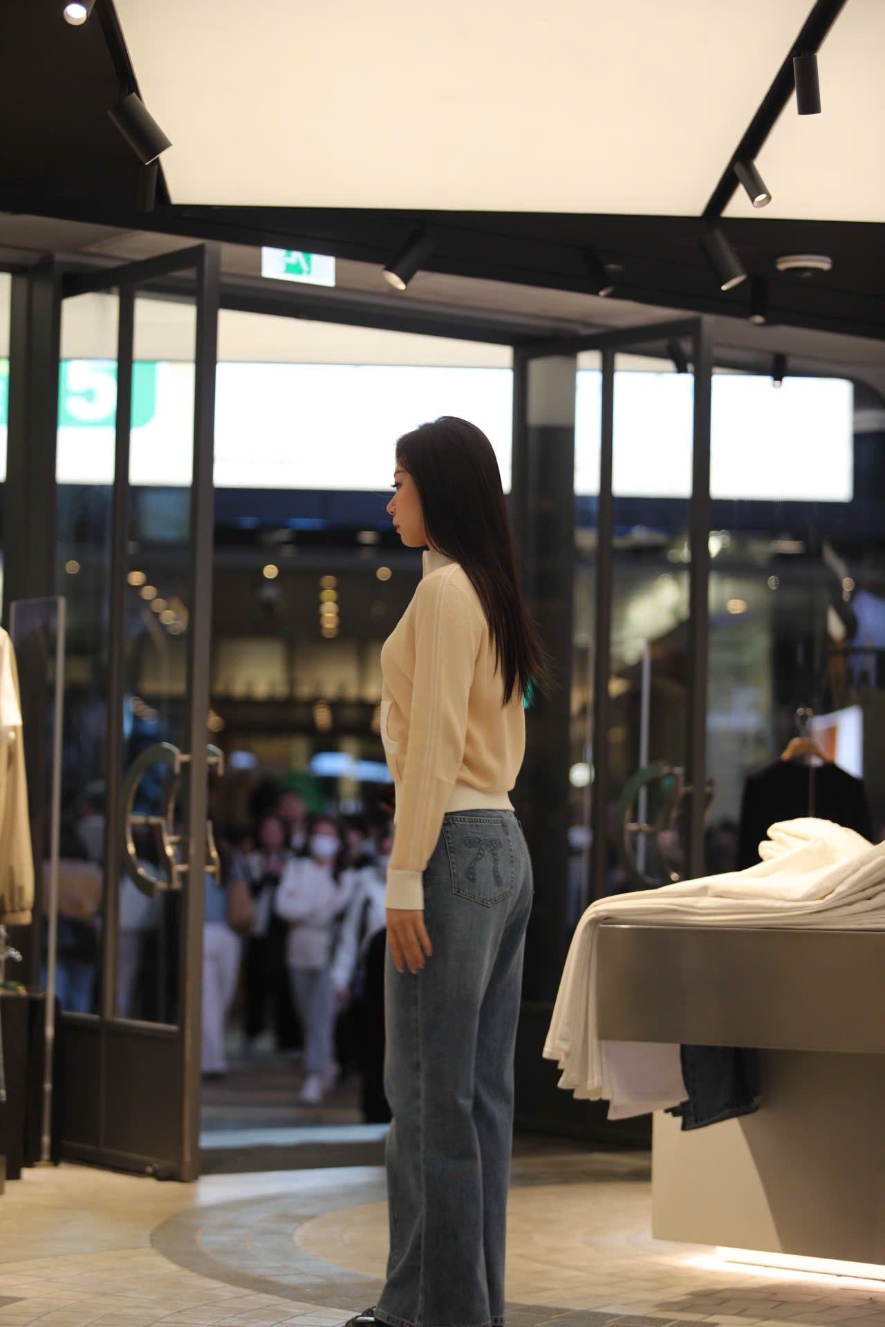  Áo khoác vàng dài tay, cổ trắng khóa zip 