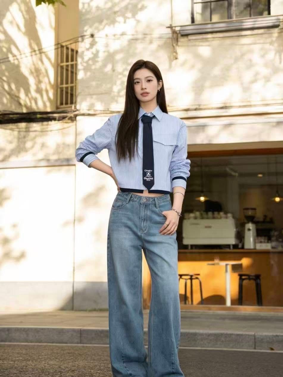  Áo sơ mi kẻ xanh kèm caravat 