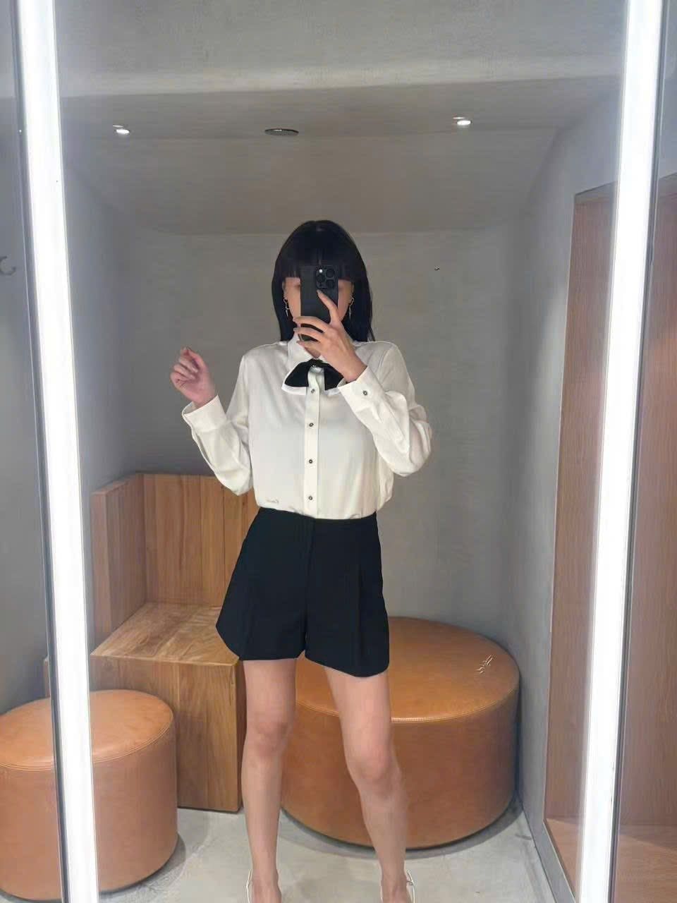  1.Sơ mi trắng - nơ cổ 