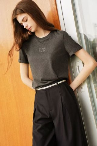  1.Áo phông xám chữ đính đá ngực 