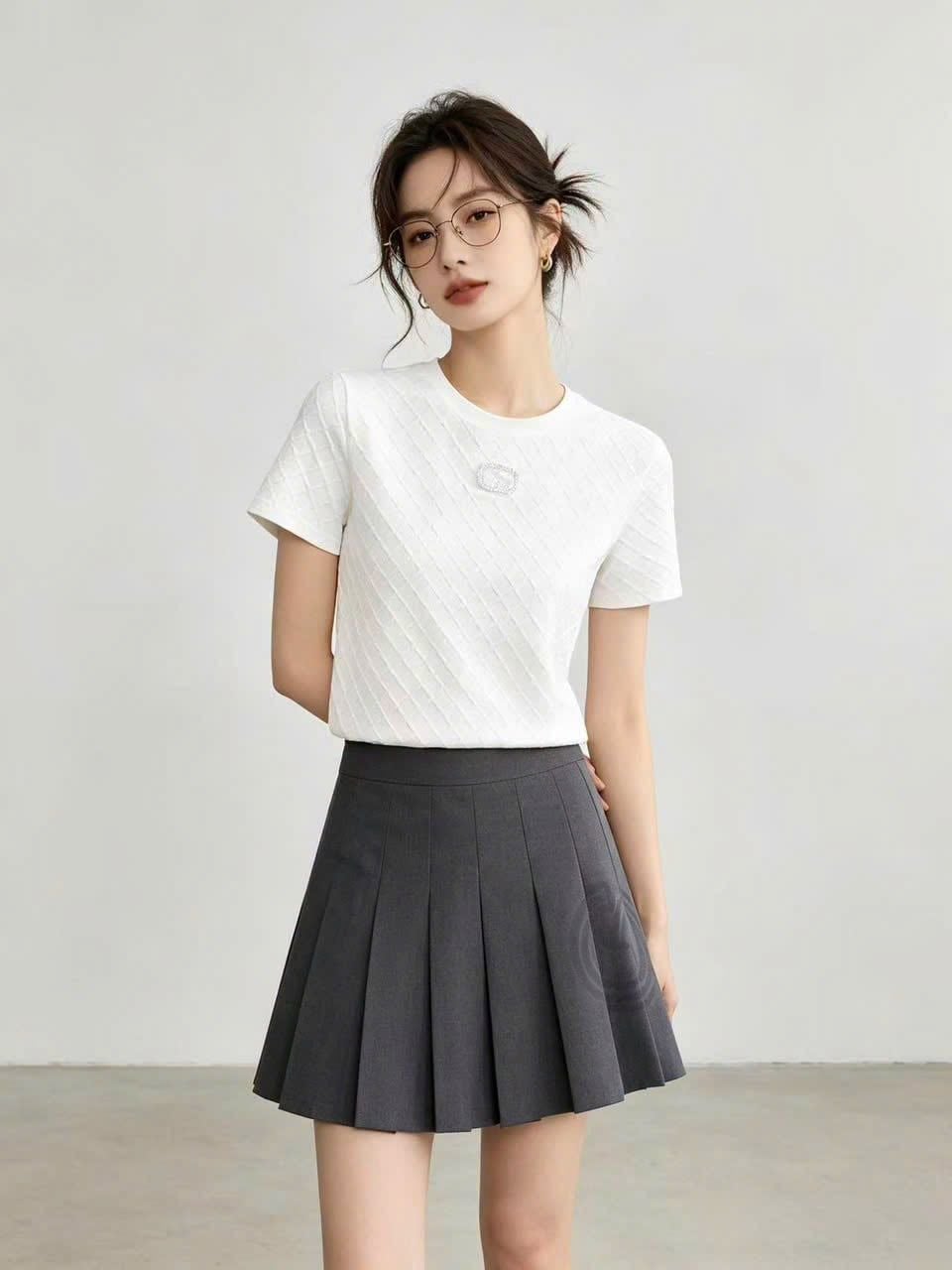  1.Chân váy ngắn xám xếp ly logo mờ 