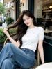  Áo thun trắng ngắn tay cổ tròn thêu hoa nhí 