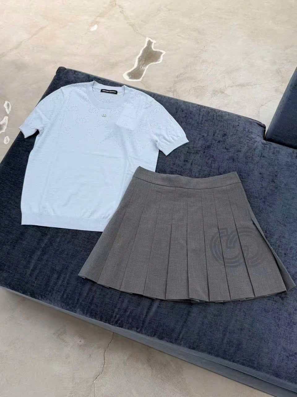  1.Chân váy ngắn xám xếp ly logo mờ 