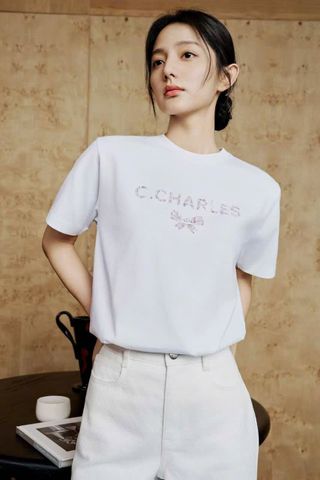 1.Áo phông trắng chữ và nơ hồng đính Xequin 