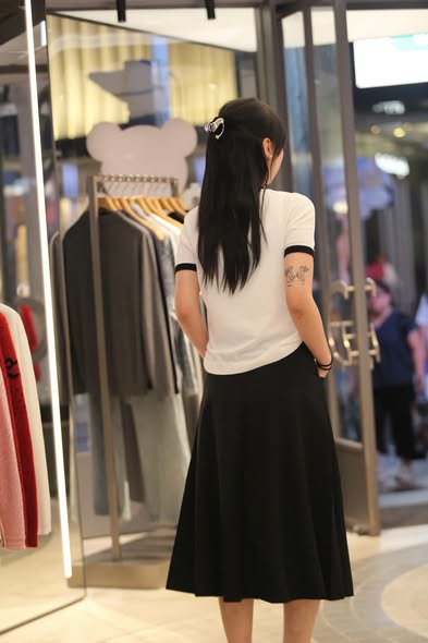  Áo Ngắn Tay Trắng Bo Viền Đen Hoạ Tiết Ngôi Sao 