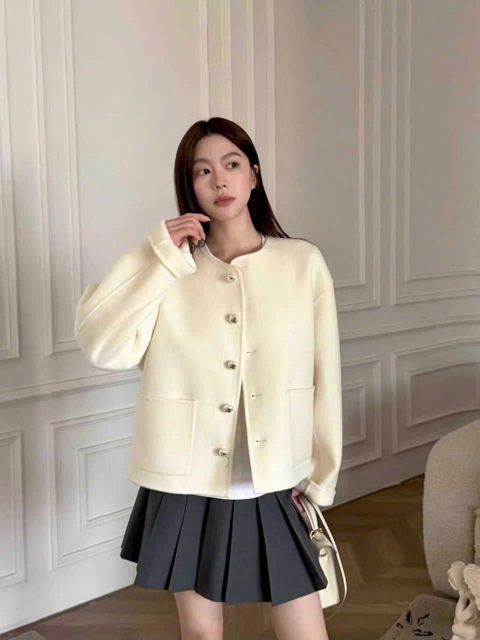  Áo dạ ép trắng cúc gấu vàng 