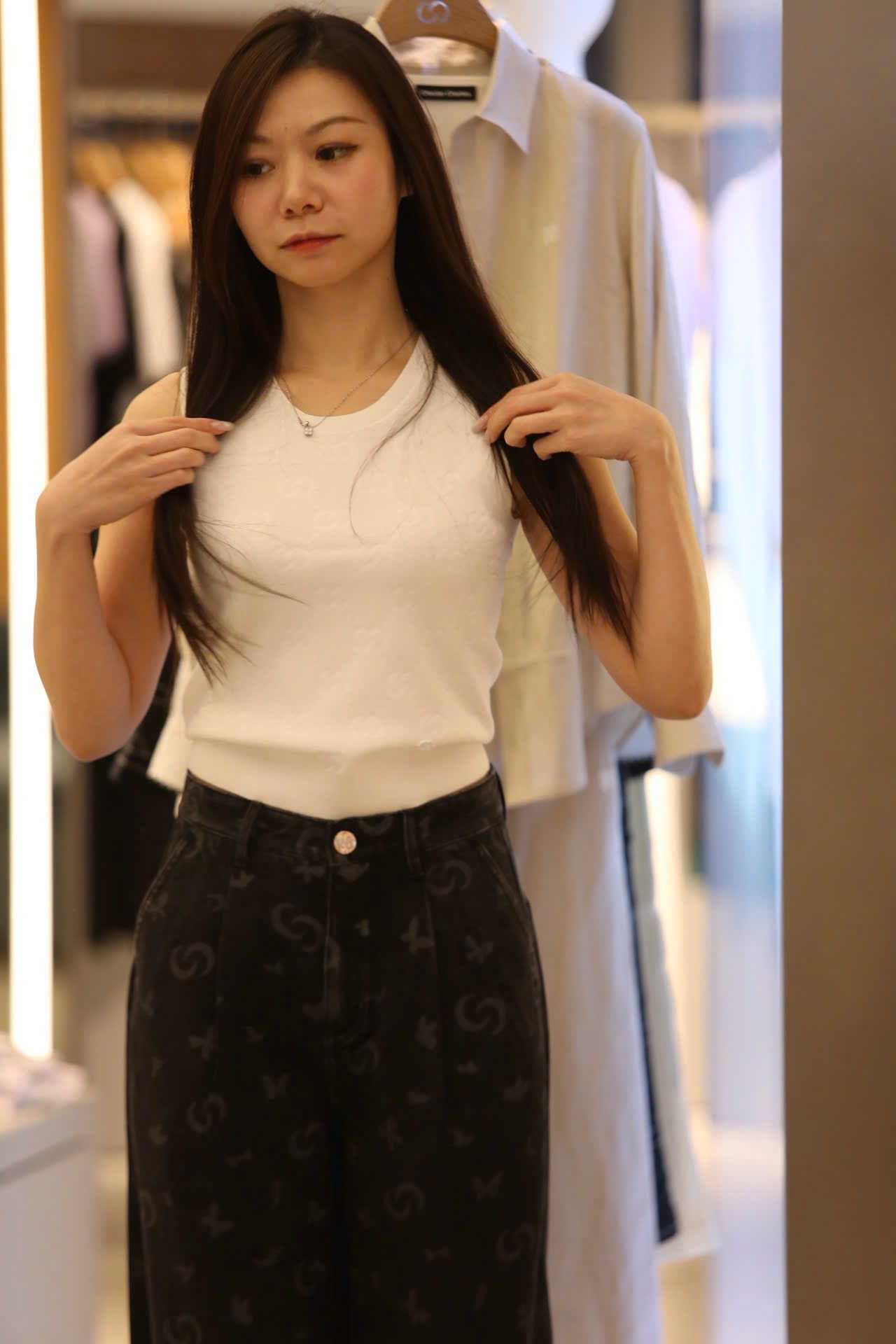  Áo tanktop trắng logo chìm 