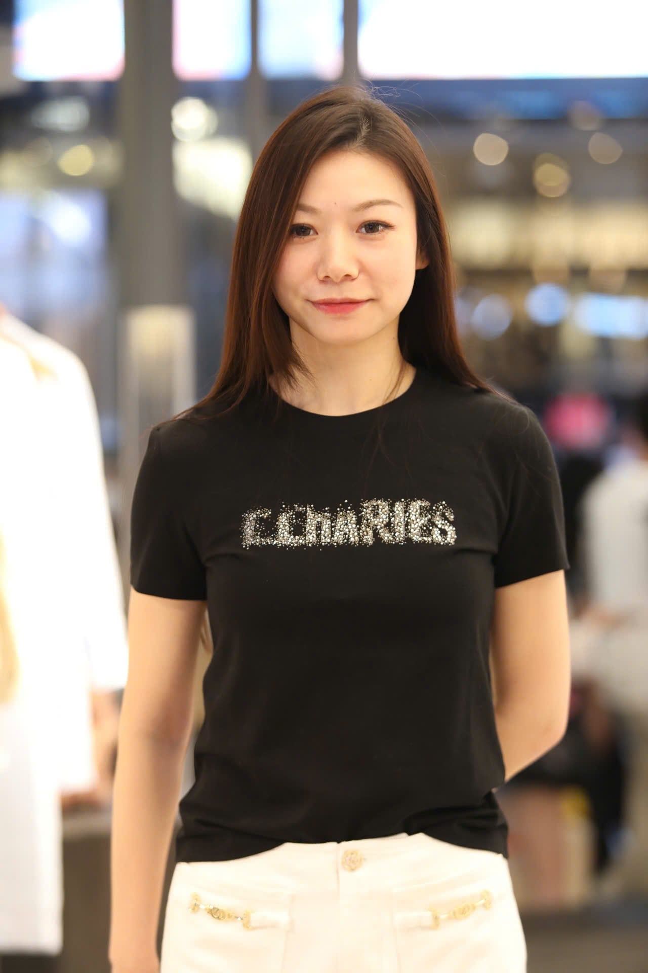  1.Áo phông đen chữ ngực đính đá 