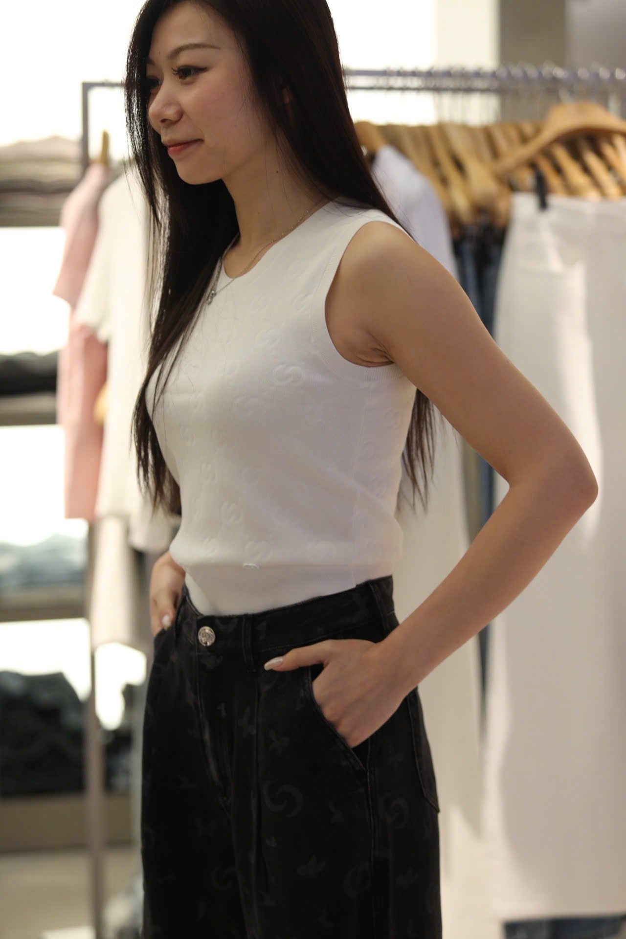  Áo tanktop trắng logo chìm 