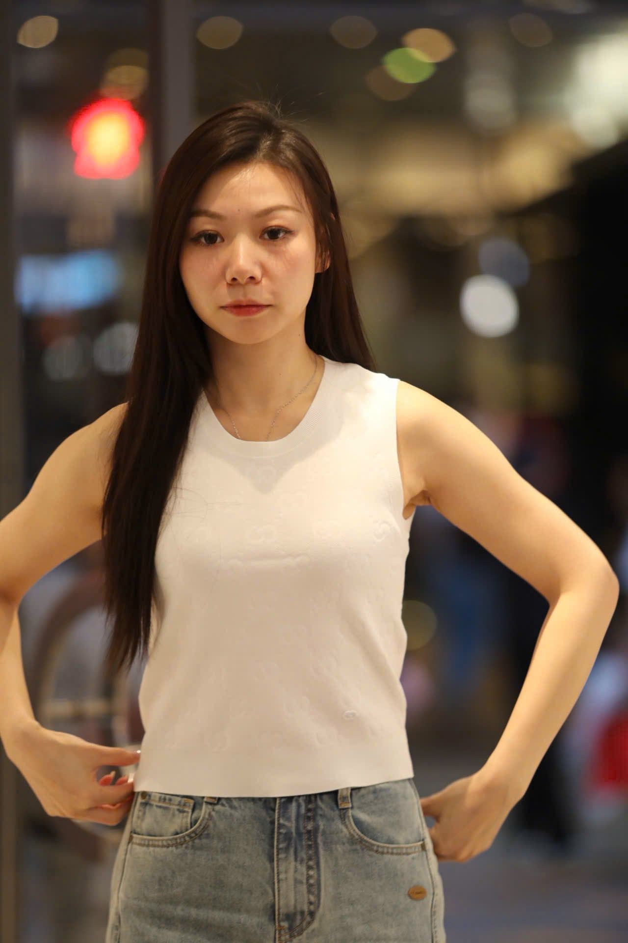  Áo tanktop trắng logo chìm 