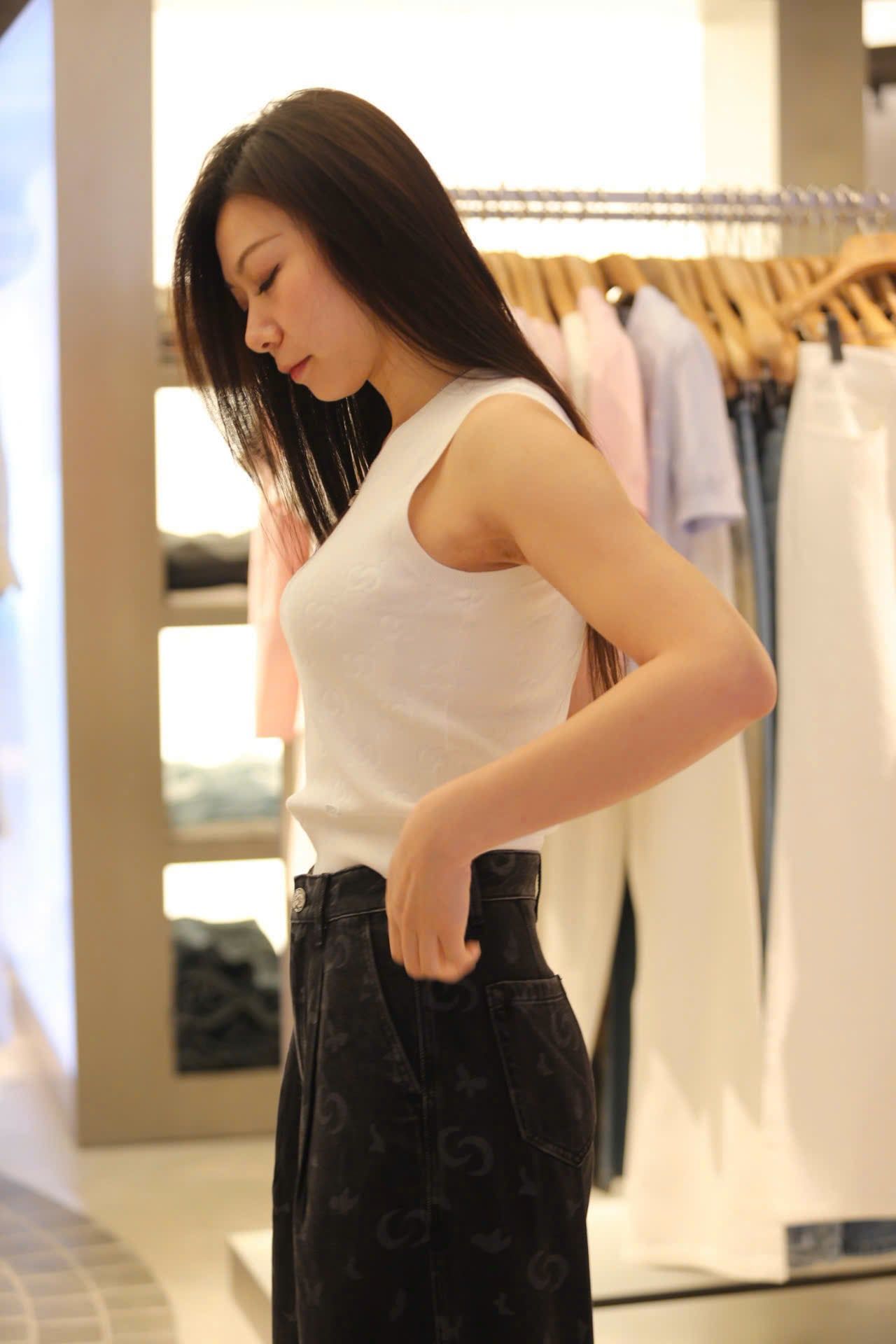  Áo tanktop trắng logo chìm 