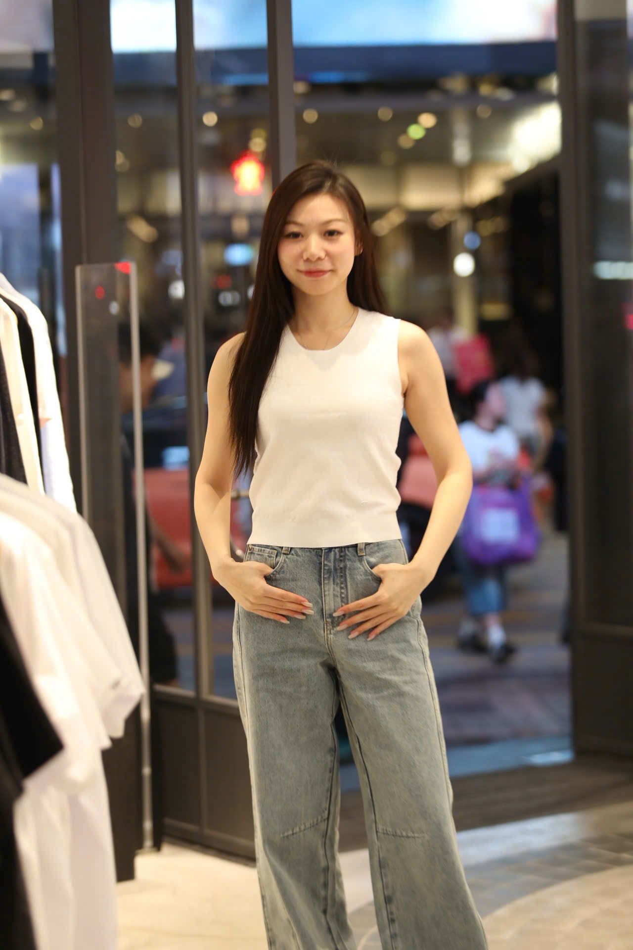  Áo tanktop trắng logo chìm 