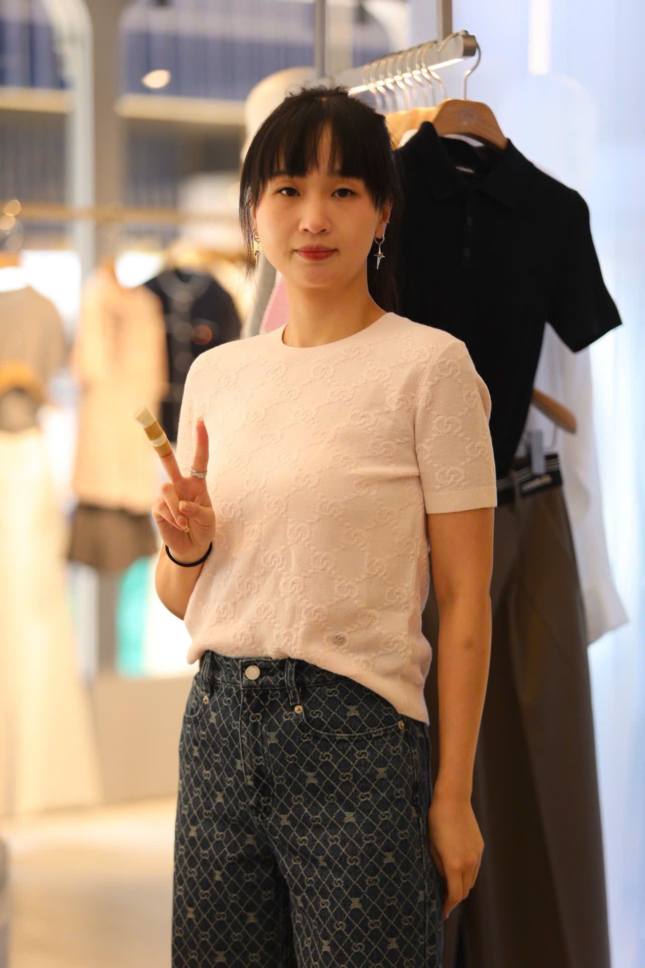  Áo ngắn tay Monogram, cổ tròn hồng pastel 