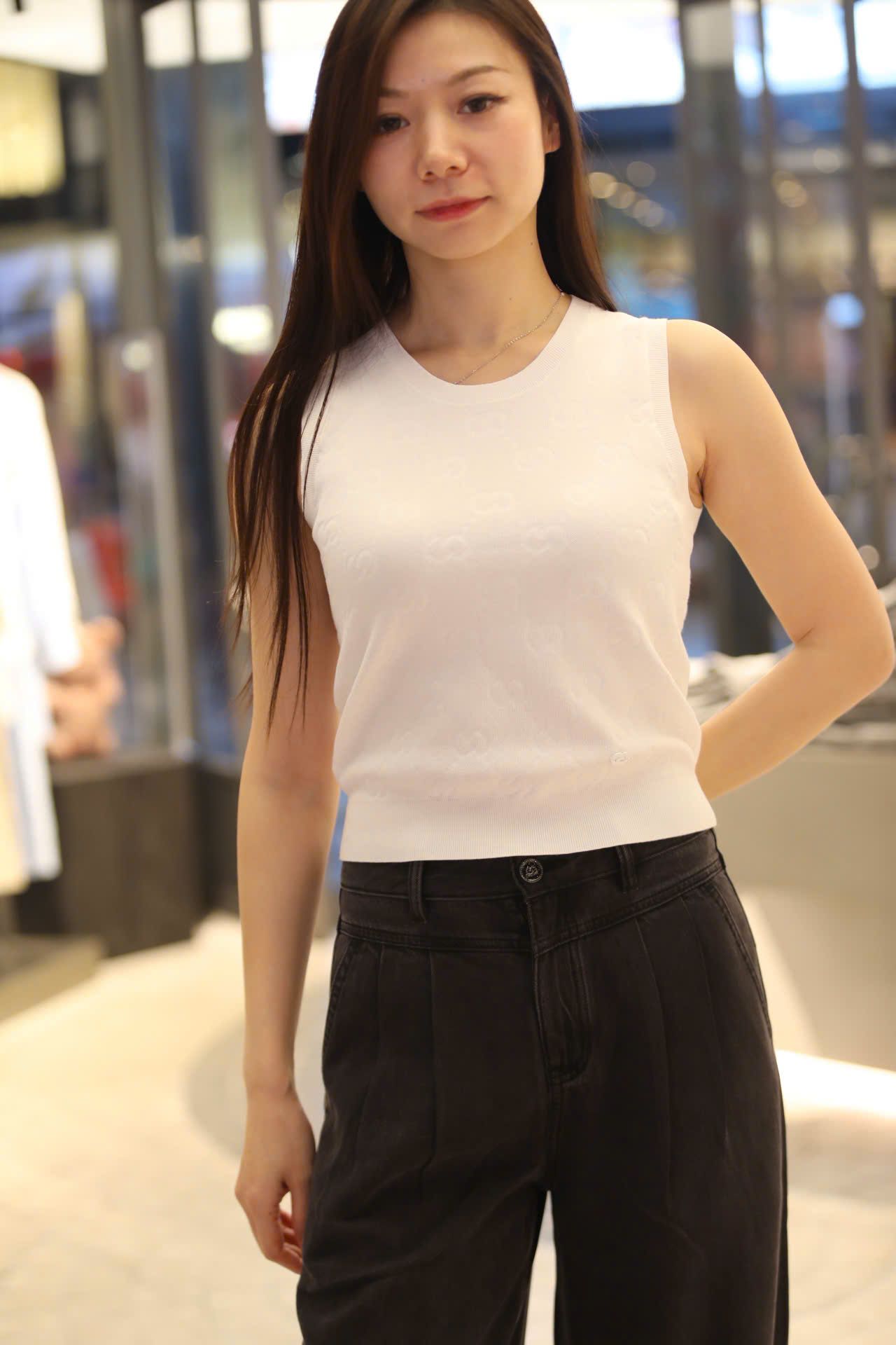  Áo tanktop trắng logo chìm 