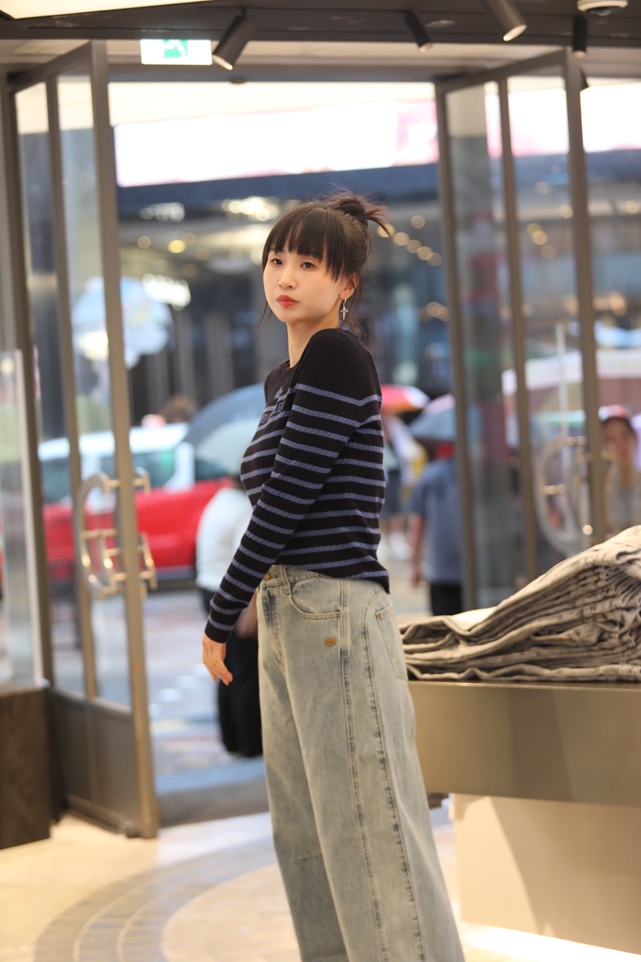  1.Quần jean xanh hai đường may cạnh, túi sau thêu ngôi sao 