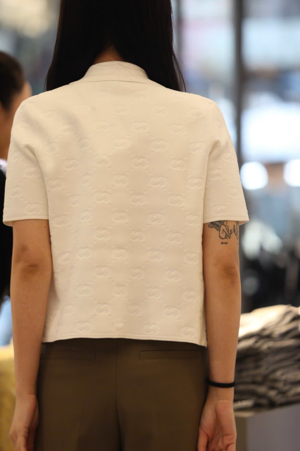  1.Áo CDG ngắn tay trắng Monogram, 2 túi trước 