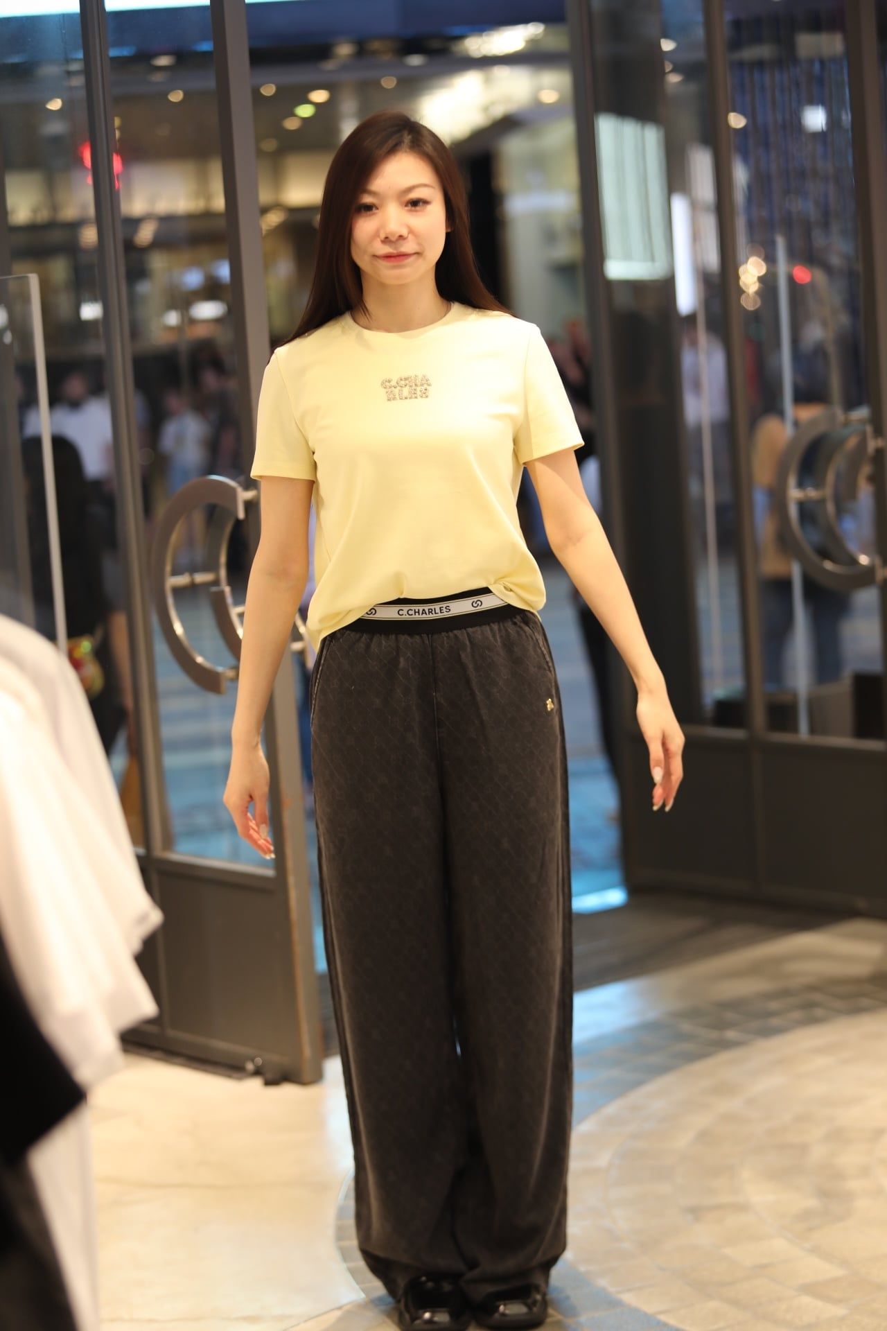  Áo phông vàng chữ CC đính đá ngực 