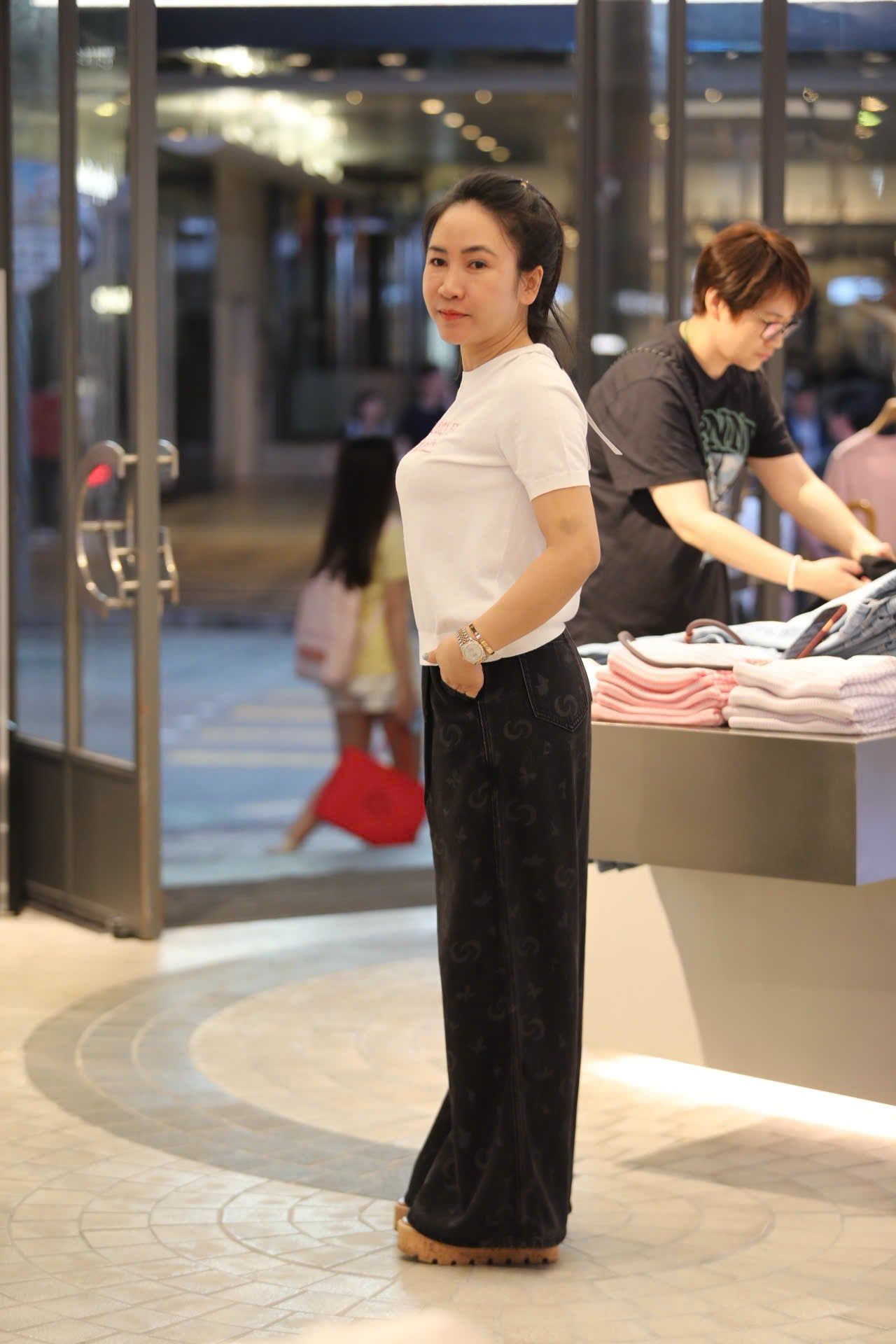  Áo dệt kim trắng chữ hồng ADORE 
