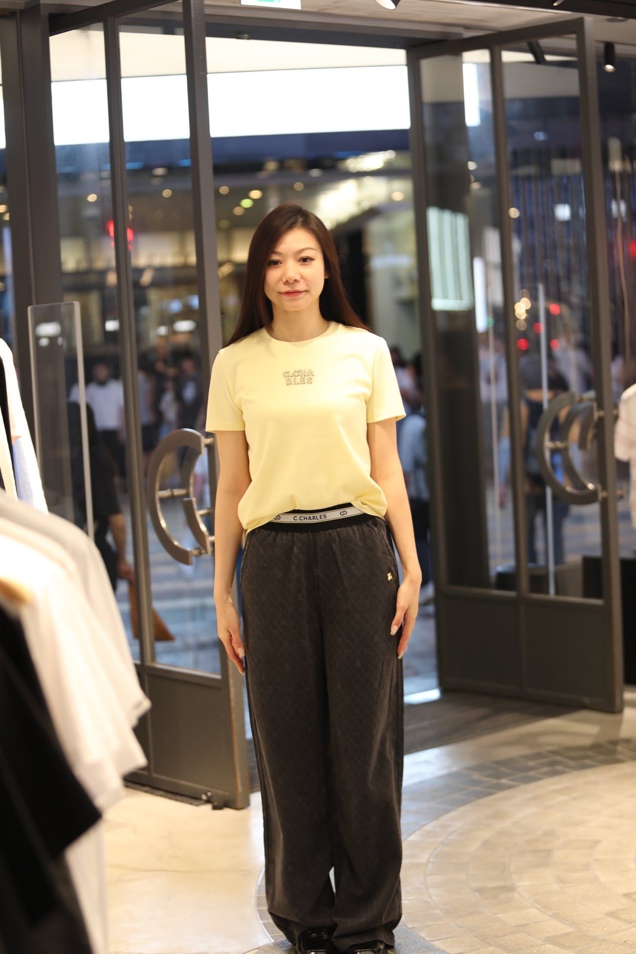  Áo phông vàng chữ CC đính đá ngực 