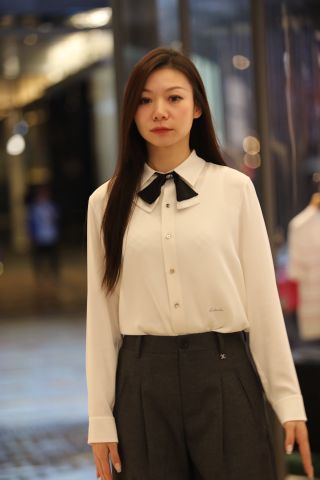  1.Sơ mi trắng - nơ cổ 
